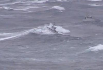 Bretagna, peschereccio di 8 mt capovolto da un’onda