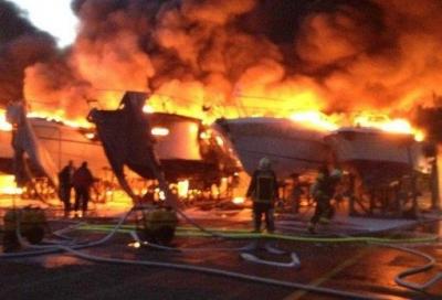 Natale di fuoco in Croazia: 20 yacht bruciano a Krk