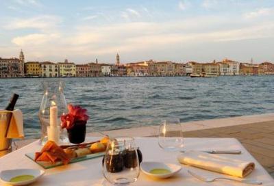 Venezia, si va a cena in barca