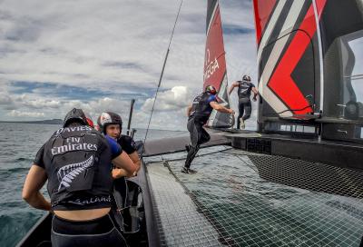 Dainese con Emirates Team New Zealand per la sicurezza in mare
