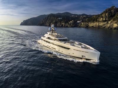 Tutte le foto del superyacht da 50 m "Kinda": stile ed eleganza per il secondo modello ibrido di Tankoa
