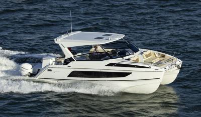 Catamarano fuoribordo Aquila 36 Sport: grandi spazi, facilità di manovra e prestazioni