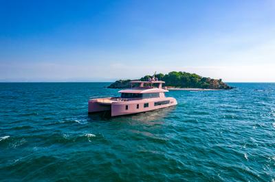  Un catamarano tutto rosa: il varo del quarto VisionF 80